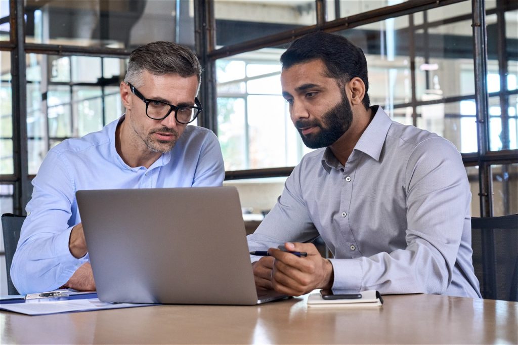 Hombres trabajando en computadora portátil